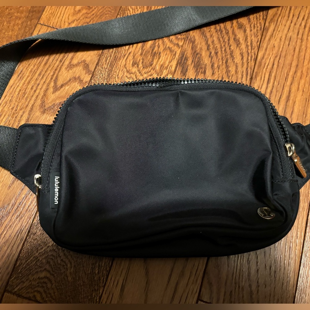 Everywhere belt bag 2L large in black and gold